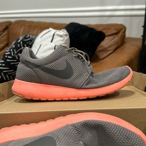 Nike Rosherun Grey / Crimson